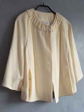 NWOT, AKRIS PUNTO CREAM CROPPED MINI CAPE COAT SIZE US 14
